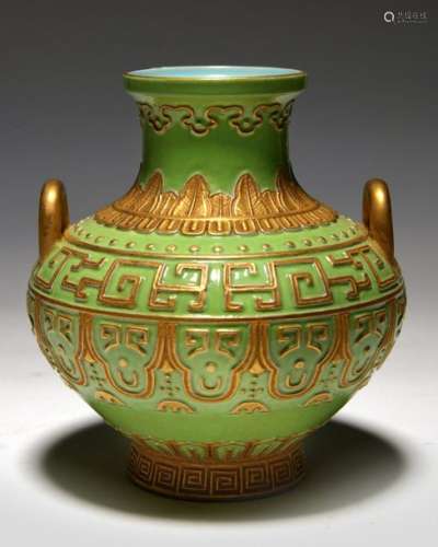 A CHINESE GREEN GROUND GILT DECORATED VASE, CHINA