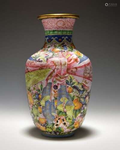 A CHINESE CANTON ENAMELLED VASE, CHIAN, 19TH 20TH …