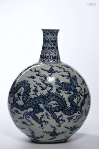 A LARGE CHINESE BLUE AND WHITE VASE, CHINA, 19TH 2…