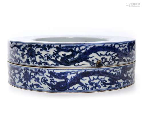 A CHINESE BLUE AND WHITE CIRCULAR BOX AND COVER