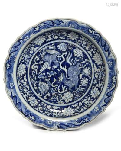 A LARGE CHINESE BLUE AND WHITE BARBED RIM CHARGE