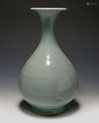 A CHINESE CELADON PEAR SHAPED VASE, CHINA, 19TH 20…