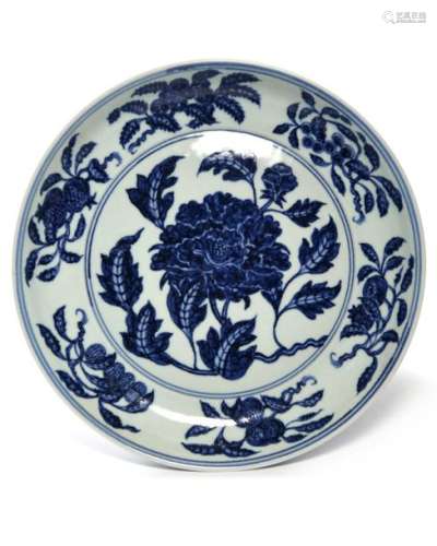 A CHINESE BLUE AND WHITE CHRYSANTHEMUM DISH