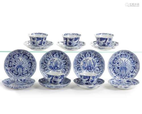 FIVE CHINESE BLUE AND WHITE CUPS AND ELEVEN SACUER…