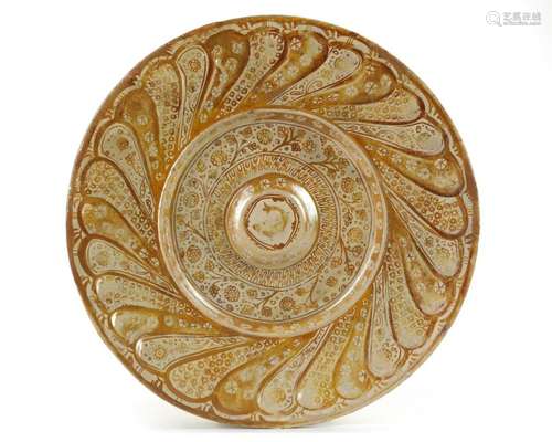 A LARGE HISPANO MORESQUE POTTERY DISH, 16TH CENTUR…