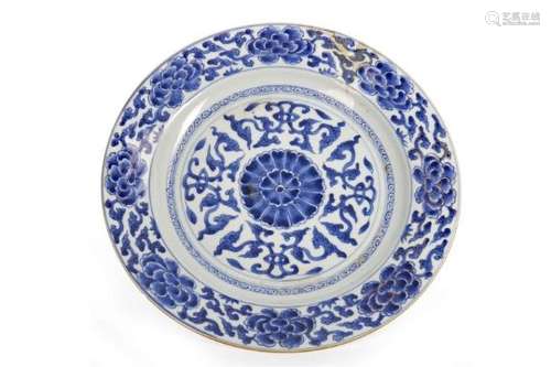 A CHINESE BLUE AND WHITE PLATE