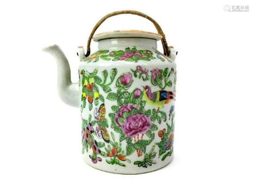 AN EARLY 20TH CENTURY CHINESE FAMILLE ROSE TEA POT