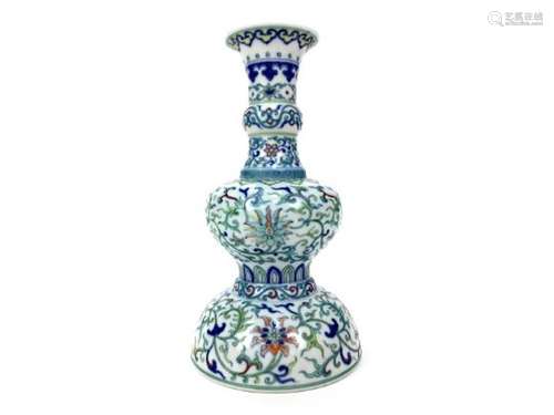 AN EARLY 20TH CENTURY CHINESE VASE