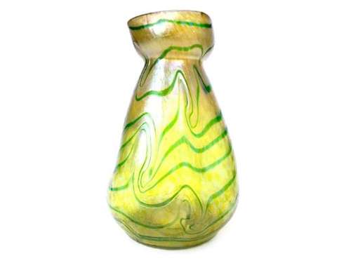 AN ART NOUVEAU GLASS VASE BY LOETZ