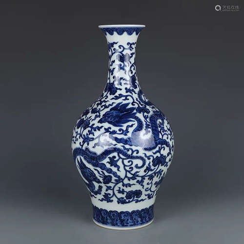 A Chinese Blue and White Dragon Pattern Porcelain Vase