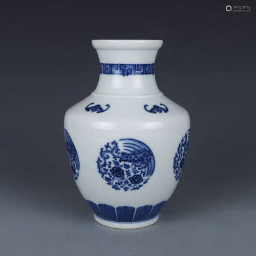 A Chinese Blue and White phoenix Pattern Porcelain Vase