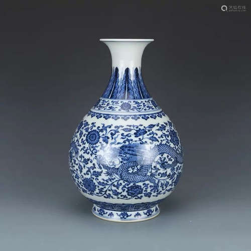 A Chinese Blue and White Dragon Pattern Porcelain Vase