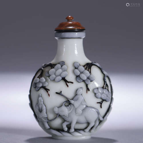 A Chinese Figure Carved Glassware Snuff Bottle