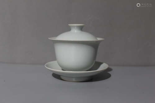 A Chinese Porcelain Bowl with Cover