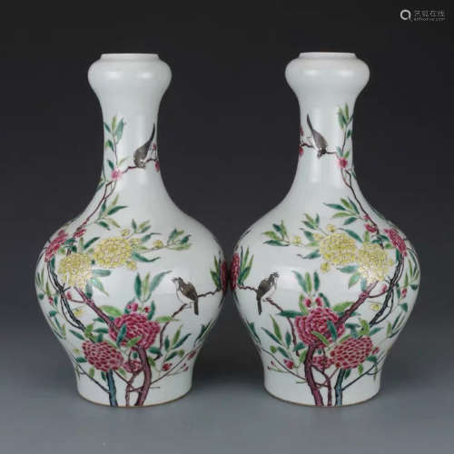A Pair of Chinese Gild Famille Rose Porcelain Garlic Bottle