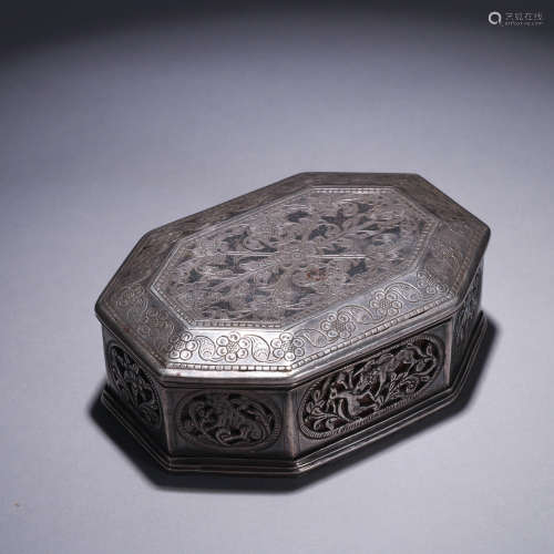 A Chinese Floral Silver snuffbox