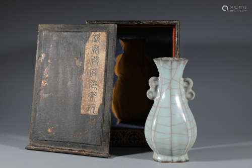 A Chinese Royal Kiln Porcelain Vase