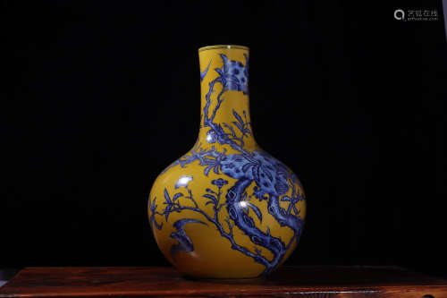 A Chinese Yellow Blue and White Floral Porcelain Vase