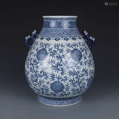 A Chinese Blue and White Floral Porcelain Zun