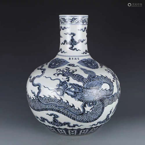 A Chinese Blue and White Dragon Pattern Porcelain Vase