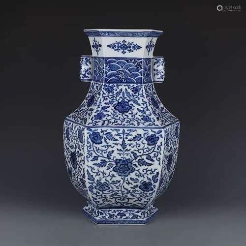 A Chinese Blue and White Floral Porcelain Vase