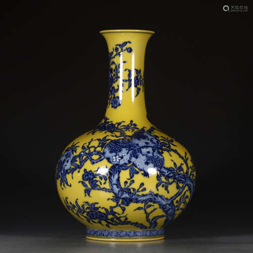 A Chinese Blue and White Floral Porcelain Vase