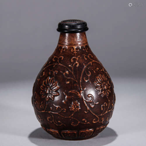 A Chinese Floral Pattern Gourd Vase with Cover