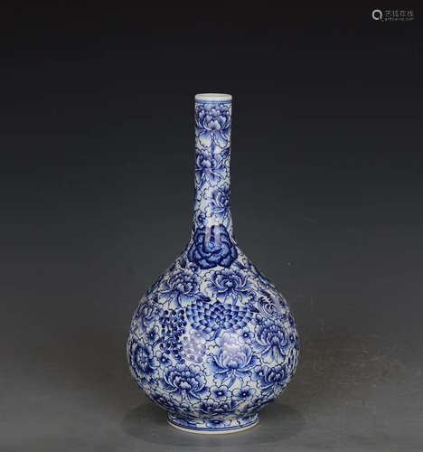 A Chinese Blue and White Floral Porcelain Vase