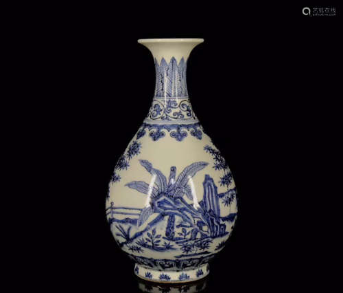 A Chinese Blue and White Floral Porcelain Vase