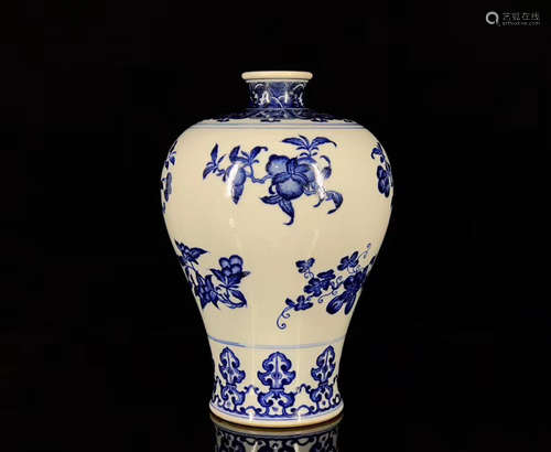 A Chinese Blue and White Floral Porcelain Vase