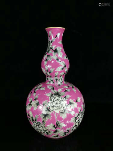 A Chinese Carmine Floral Porcelain Gourd-shaped Vase