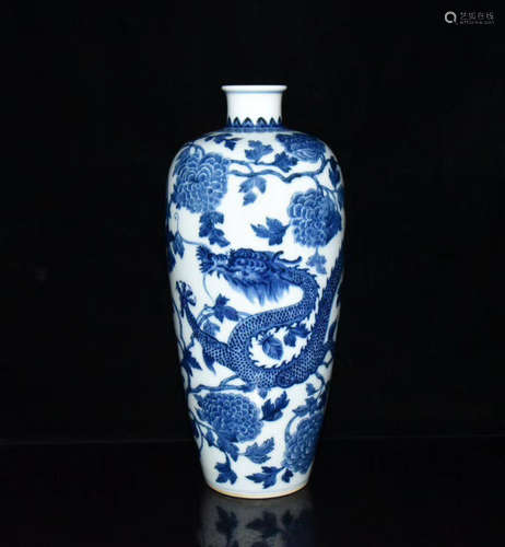 A Chinese Blue and White Dragon Pattern Porcelain Vase