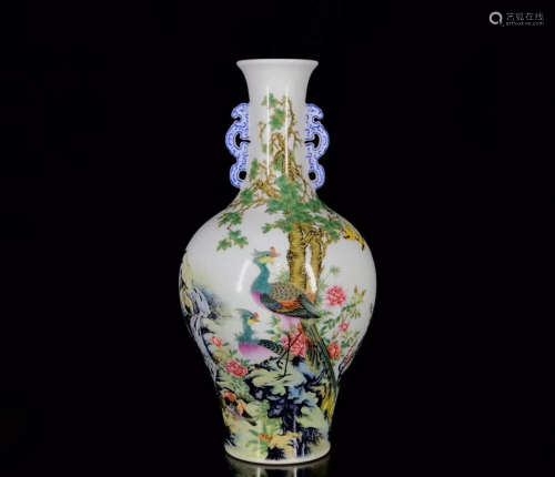 A Chinese Enamel Flower&Bird Pattern Porcelain Vase