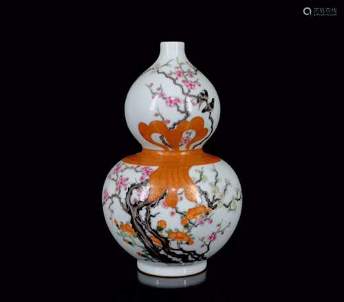 A Chinese Enamel Floral Porcelain Gourd-shaped Vase
