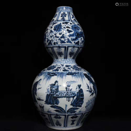 A Chinese Blue and White Figure Painted Porcelain Gourd-shaped Vase