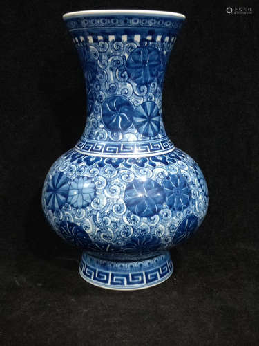 A Chinese Blue and White Floral Porcelain Zun