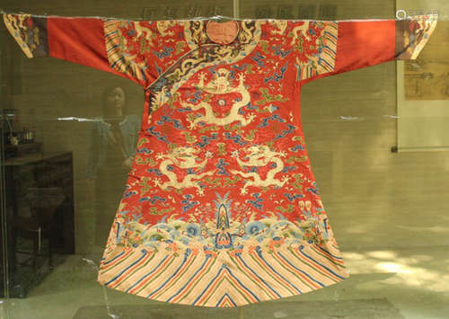 AN EMBROIDERY ROBE WITH DRAGON PATTERN