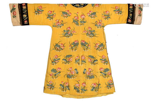 AN EMBROIDERY ROBE WITH LOTUS PATTERN