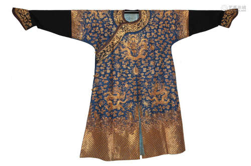 AN EMBROIDERY ROBE WITH EIGHT DRAGON PATTERN