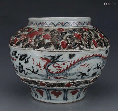 A BLUE&WHITE GLAZE JAR WITH DRAGON PATTERN