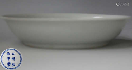 A DAMING HONGZHI NIANZHI MARK WHITE GLAZE PLATE