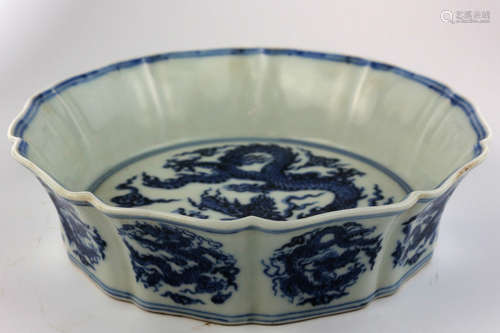 A BLUE&WHITE FLORAL-RIM DISH