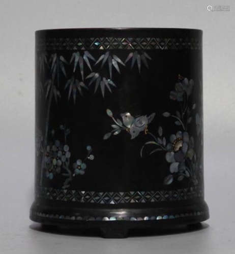 A WOOD BRUSH POT CARVED WITH FLOWER PATTERN