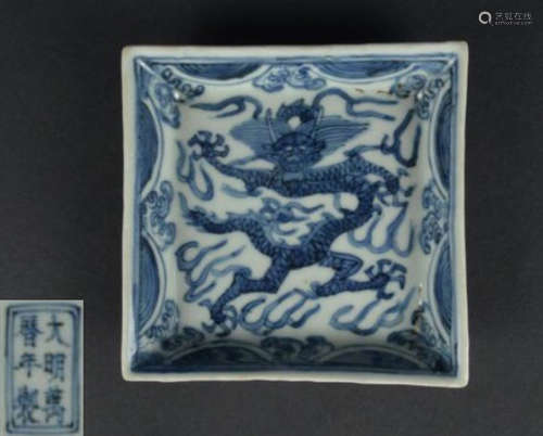 A BLUE&WHITE GLAZE PLATE WITH DRAGON PATTERN