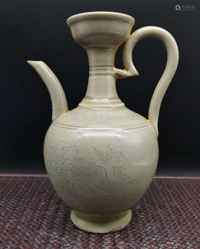 A YUE YAO GREEN GLAZE POT WITH HANDLE