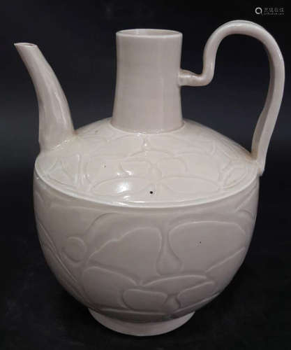 A WHITE GLAZE FLOWER PATTERN POT