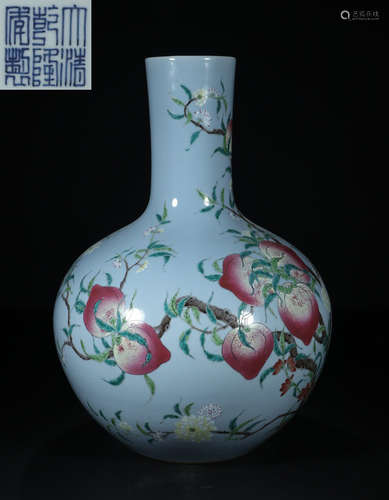 A FAMILLE ROSE GLAZE BOTTLE VASE PAINTED WITH PEACH