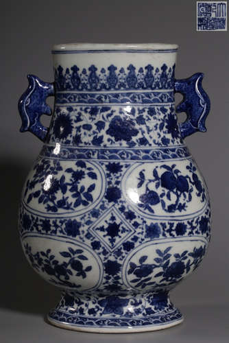 A BLUE&WHITE GLAZE PIERECED-EAR VASE PAINTED WITH FLOWER PATTERN