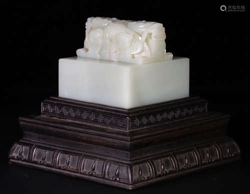 A HETIAN JADE SILVER SQUARE SEAL CARVED