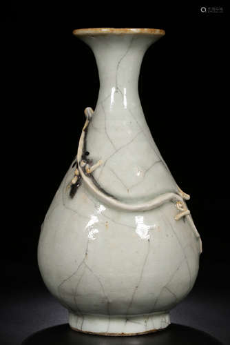 A GUANYOU YUHUCHUNPING VASE WITH DRAGON PATTERN